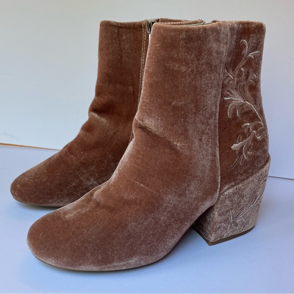 Kenneth Cole Renna Blush Velvet Ankle Booties 8.5